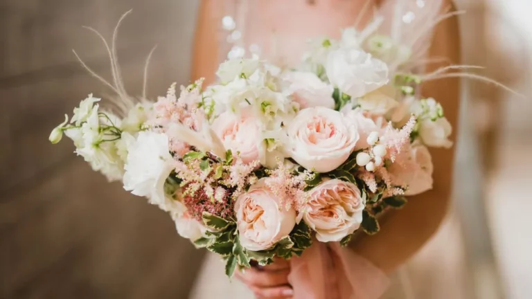 trendy w bukietach ślubnych 2025