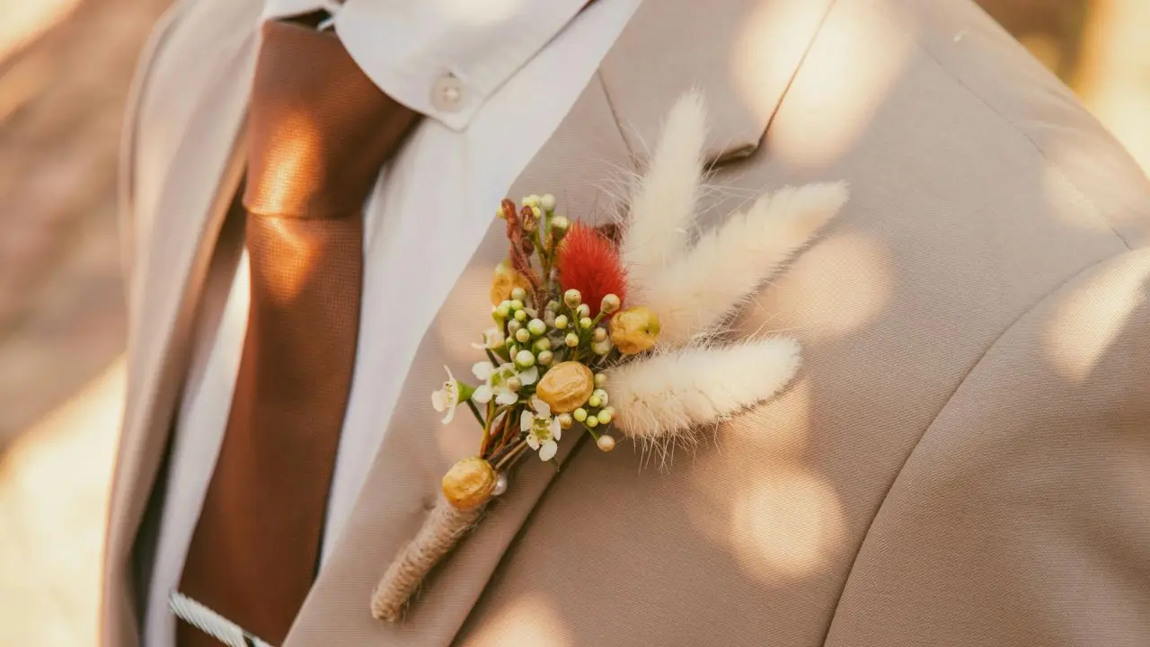 Jaki Kolor Garnituru na Ślub w 2026 Roku? Top 5 Propozycji 15 bezowy garnitur slubny