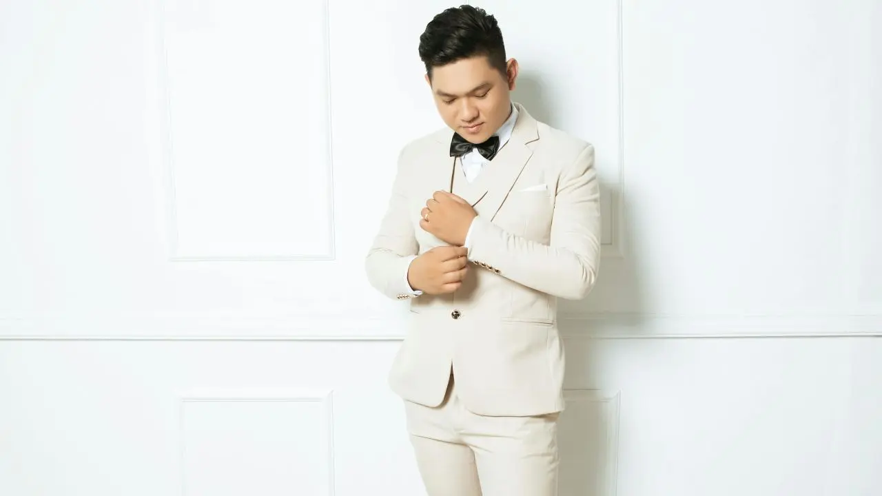 Biały garnitur na ślub – dla kogo, kiedy i jak go wystylizować? 11 biały garnitur na ślub